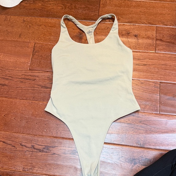 ALO yoga sleek back bodysuit - Picture 1 of 3
